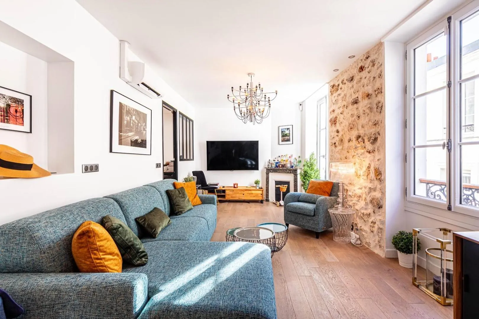 Guestready - Bright Retreat Near The Wall Of Love contacts